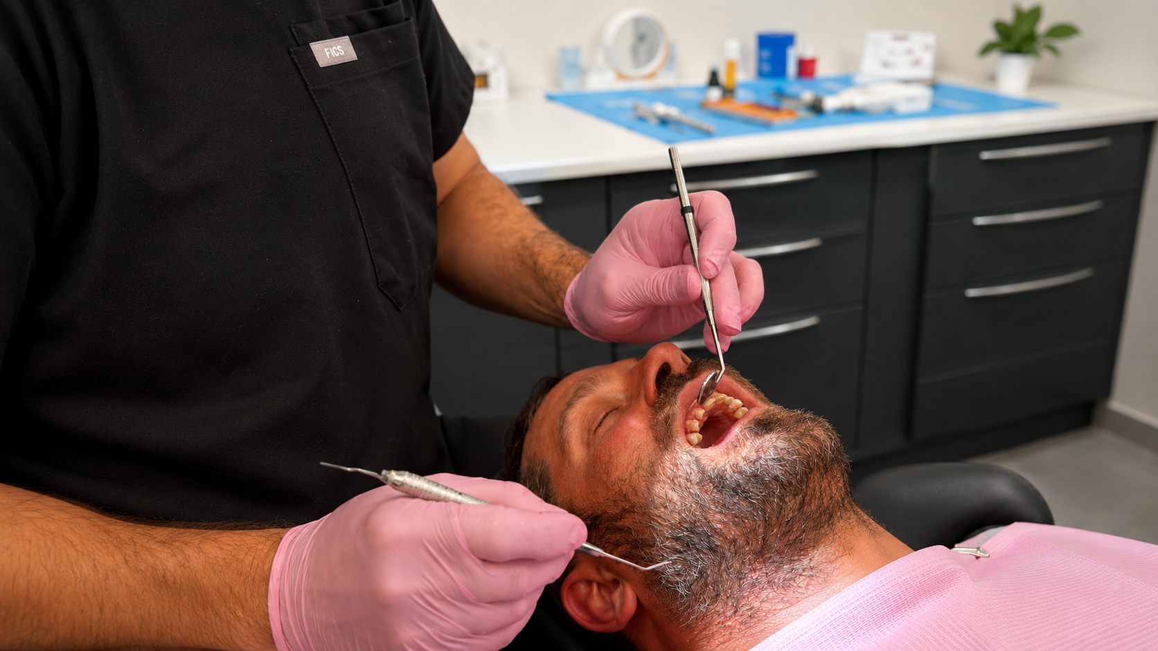 Dentiste prenant soin d'un patient