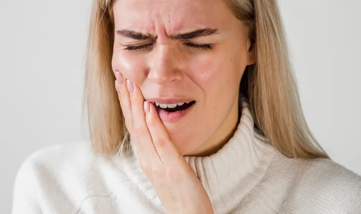 Dentist treating urgent dental pain in Laval